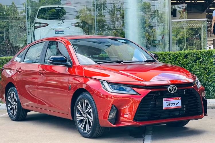 Tại Thái Lan, giá xe Toyota Vios 2023 quy đổi dao động từ 355 tới 455 triệu đồng. Dự kiến, Toyota Vios 2023 sẽ ra mắt tại Việt Nam vào đầu năm sau. Ở nước ta, đây là mẫu xe rất được người tiêu dùng ưa chuộng vì giá thành rẻ và thiết kế hợp thị hiếu. Tính đến tháng 10/ 2022, Vios là mẫu xe bán chạy nhất thị trường Việt với doanh số đạt 18.780 chiếc.