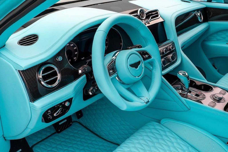 Khoang nội thất của xe mang phong cách truyền thống của thương hiệu Anh Quốc Bentley với phương châm coi trọng sự thoải mái, sang trọng và thể thao, chính vì vậy mà thương hiệu đem đến cho xe những vật liệu bọc cao cấp và ấn tượng bậc nhất. Xe sở hữu khoang nội thất được bọc da cao cấp màu xanh Baby Blue hài hòa nhưng cũng đồng thời đem đến sự khác biệt cho chiếc SUV sang trọng.