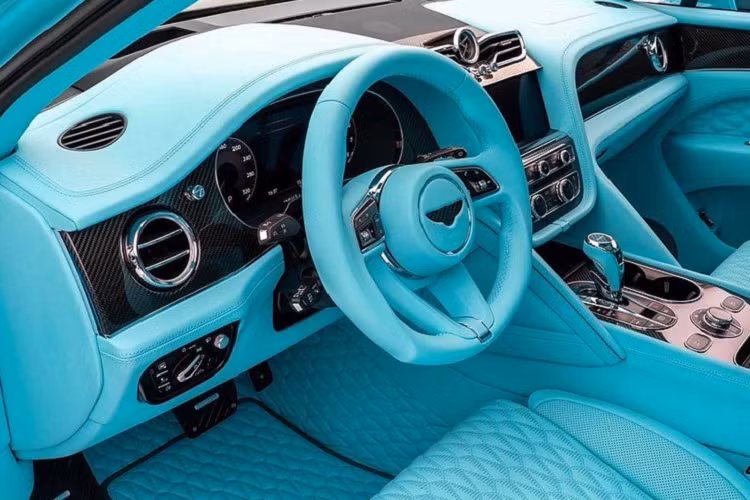 Khoang nội thất của xe mang phong cách truyền thống của thương hiệu Anh Quốc Bentley với phương châm coi trọng sự thoải mái, sang trọng và thể thao, chính vì vậy mà thương hiệu đem đến cho xe những vật liệu bọc cao cấp và ấn tượng bậc nhất. Xe sở hữu khoang nội thất được bọc da cao cấp màu xanh Baby Blue hài hòa nhưng cũng đồng thời đem đến sự khác biệt cho chiếc SUV sang trọng.