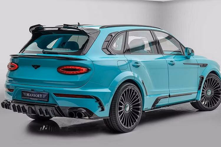 Thương hiệu không chỉ tăng công suất của động cơ ở phía trước, mà còn tăng đáng kể mô-men xoắn mạnh mẽ có sẵn ở mọi tốc độ động cơ. Nhờ đó, tốc độ tối đa của chiếc SUV Bentley Bentayga siêu sang tăng lên 323 km/h và khả năng tăng tốc từ 0 - 100 km/h giảm xuống còn 3,5 giây. Phần ốp động cơ của xe cũng được thay bằng tấm ốp carbon bóng.