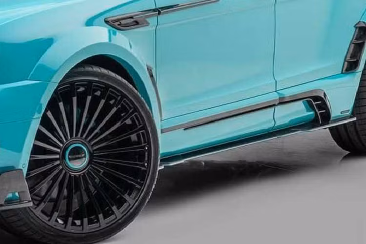 Bên cạnh điểm nhấn là các phần vè ốp thân rộng, phần thân xe cũng được Mansory ốp thêm các tấm trang trí dưới đuôi cửa tạo hốc gió giả, từ đó giảm bớt phần nào sự đơn điệu trên thiết kế thân xe của Bentayga nguyên bản. Hai phần ốp hốc bánh trước cũng được thay thế để kết hợp hài hòa hơn so với phần vè thân rộng. Ngoài ra, Mansory còn chú trọng những chi tiết nhỏ để nâng cấp như phần ốp gương mới bằng carbon hay hốc gió nhỏ trên phần vè ốp bánh trước của xe.