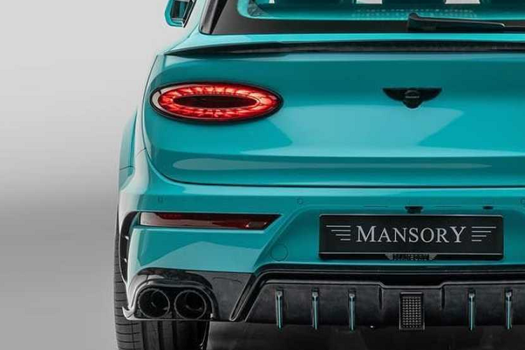 Xe cũng được trang bị vô-lăng thể thao bọc da-carbon mới, các chi tiết trang trí bằng carbon tối màu và chi tiết bọc da mới với hình nổi 3D trên ghế, ốp cửa và bệ tỳ tay trung tâm. Thảm sàn được khâu cùng phối màu và phong cách với ghế ngồi, từ đây đem đến một cảm giác đồng bộ, hài hòa cho khoang nội thất của xe.