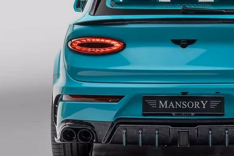 Xe cũng được trang bị vô-lăng thể thao bọc da-carbon mới, các chi tiết trang trí bằng carbon tối màu và chi tiết bọc da mới với hình nổi 3D trên ghế, ốp cửa và bệ tỳ tay trung tâm. Thảm sàn được khâu cùng phối màu và phong cách với ghế ngồi, từ đây đem đến một cảm giác đồng bộ, hài hòa cho khoang nội thất của xe.