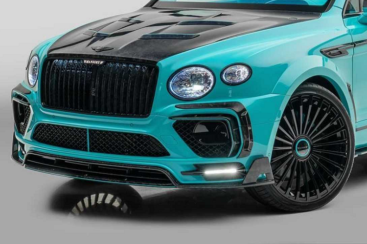 Ở phần cản này, Bentley Bentayga độ Mansory cũng được lắp đặt thêm phần líp trước, lưới tản nhiệt đã được thay thế thành dạng nan lưới dọc. Những thay đổi này đã đem tới một sự thay đổi lớn về diện mạo cho chiếc SUV siêu sang Anh Quốc. Nắp capo xe cũng được lắp đặt phần nắp mới được làm hoàn toàn bằng carbon với các hốc gió cỡ lớn được thiết kế cách điệu giúp tăng hiệu quả làm mát cho khối động cơ mạnh mẽ.