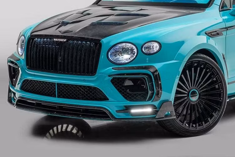 Ở phần cản này, Bentley Bentayga độ Mansory cũng được lắp đặt thêm phần líp trước, lưới tản nhiệt đã được thay thế thành dạng nan lưới dọc. Những thay đổi này đã đem tới một sự thay đổi lớn về diện mạo cho chiếc SUV siêu sang Anh Quốc. Nắp capo xe cũng được lắp đặt phần nắp mới được làm hoàn toàn bằng carbon với các hốc gió cỡ lớn được thiết kế cách điệu giúp tăng hiệu quả làm mát cho khối động cơ mạnh mẽ.