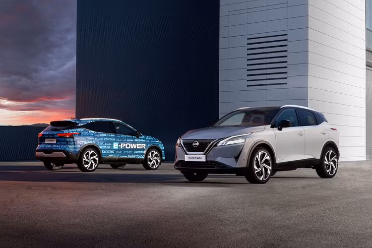 Hệ thống e-Power đã ra mắt tại thị trường Nhật Bản trên các mẫu xe như Nissan Note và Nissan Serena. Chiếc crossover Nissan Qashqai 2023 mới sẽ là mẫu xe đầu tiên ở Châu Âu được trang bị hệ thống truyền động hybrid đặc biệt này. Động cơ e-Power không giống với các hệ thống hybrid khác vì động cơ xăng không trực tiếp dẫn động các bánh xe. Thay vào đó, các bánh xe được dẫn động bằng động cơ điện, lấy năng lượng từ pin được sạc bởi động cơ xăng.