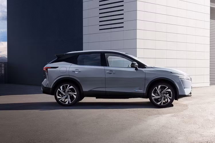 Về thiết kế, tổng thể Nissan Qashqai e-Power không khác biệt so với bản thường. Phần đầu xe nổi bật với cụm đèn pha Full-LED matrix có thể tự động điều chỉnh chùm sáng tùy thuộc vào điều kiện đường xá và các phương tiện đi ngược chiều. Ở phía sau, chiếc SUV mới được bổ sung thêm tem chữ nổi “e-Power” trên cửa cốp để tạo điểm khác biệt.