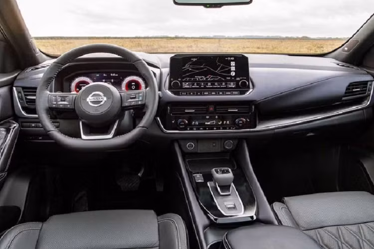 Bước vào trong cabin, Nissan Qashqai e-Power được trang bị nhiều công nghệ hiện đại, bao gồm một màn hình công cụ kỹ thuật số 12,3 inch và màn hình cảm ứng 9 inch cho hệ thống thông tin giải trí, tương thích cả Android Auto và Apple Car Play.