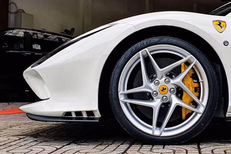 Đến 9 giờ 45 phút sáng ngày 21/05, ông chủ showroom siêu xe ở quận 5, TP HCM, đơn vị đã nhập xe Ferrari F8 Spider màu trắng duy nhất về Việt Nam chính thức thông báo siêu ngựa đã có chủ và người mua không ai khác ngoài đại gia ngành cà phê.