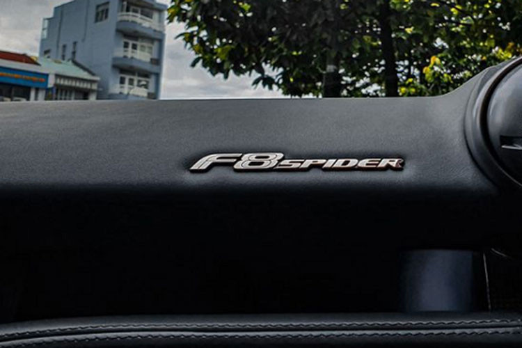 Ống xả Ryft lắp trên chiếc siêu xe mui trần Ferrari F8 Spider của ông Đặng Lê Nguyên Vũ mới mua thuộc bản giới hạn với chỉ có 188 bộ được sản xuất toàn cầu. Chất liệu được chủ nhân chọn lựa là titanium, loại vật liệu đắt tiền và dễ dàng thay đổi màu sắc của ống xả khi siêu ngựa mui trần này được chủ nhân cho liên tục nẹt pô.