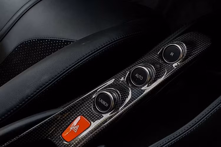 Hiện chưa rõ bộ ống xả Ryft cho chiếc siêu xe mui trần Ferrari F8 Spider màu trắng có giá bao nhiêu khi về đến Việt Nam, chỉ biết rằng, tại thị trường nước ngoài giá bán đã trên trăm triệu đồng.