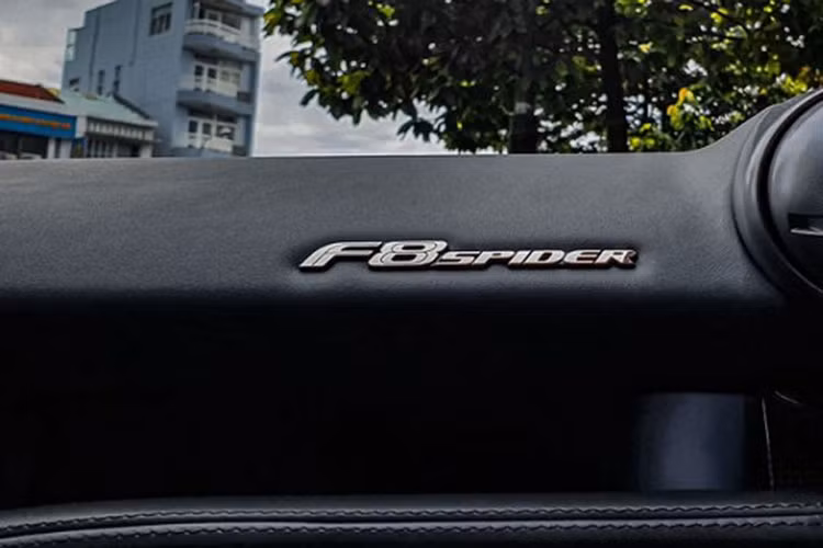 Ống xả Ryft lắp trên chiếc siêu xe mui trần Ferrari F8 Spider của ông Đặng Lê Nguyên Vũ mới mua thuộc bản giới hạn với chỉ có 188 bộ được sản xuất toàn cầu. Chất liệu được chủ nhân chọn lựa là titanium, loại vật liệu đắt tiền và dễ dàng thay đổi màu sắc của ống xả khi siêu ngựa mui trần này được chủ nhân cho liên tục nẹt pô.