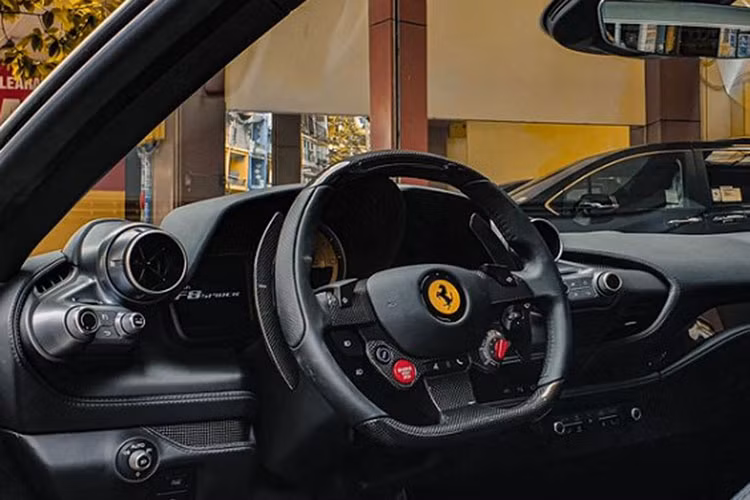 Ngoài ra, chiếc xe Ferrari F8 Spider này cũng mới được trang bị ống xả độ giới hạn của Ryft, 1 thương hiệu ống xả đang nhận được nhiều sự quan tâm của giới chơi xe trong nước.