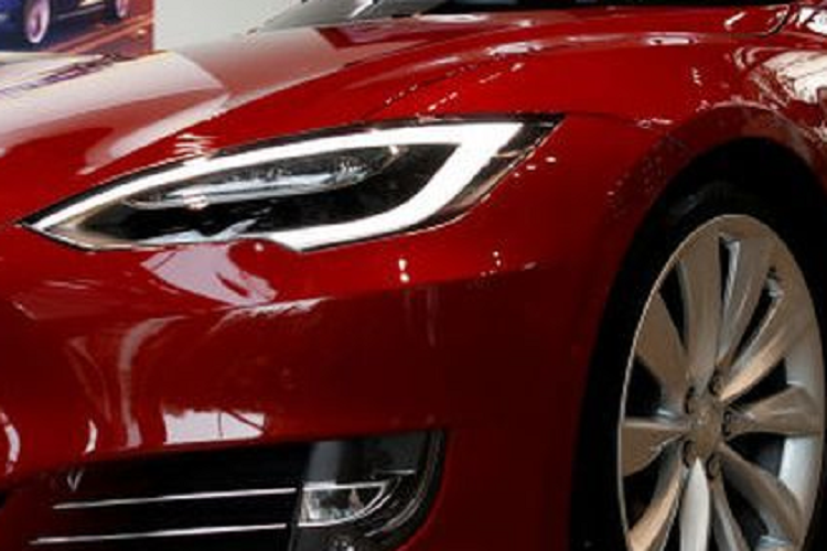Robert Quattlebaum đã gọi cho phận dịch vụ khách hàng của Tesla và sau vài phút giải thích vấn đề, cung cấp thông tin và chờ đợi, anh đã có câu trả lời. Theo đó, chiếc xe của anh đã bị một nhân viên Tesla tại châu Âu nhập sai thông tin số VIN khi giao xe cho một khách hàng ở đó. Điều này đã cho phép vị khách hàng đó kiểm soát một số tính năng quan trọng trên chiếc Model 3 của Robert thông qua ứng dụng của Tesla.