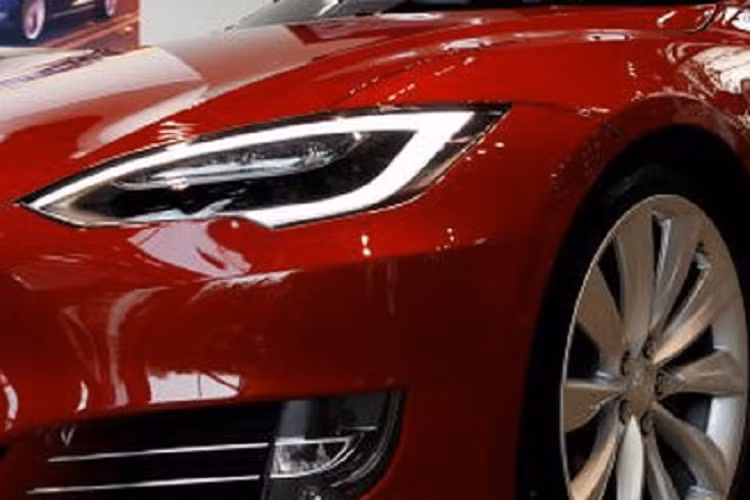 Robert Quattlebaum đã gọi cho phận dịch vụ khách hàng của Tesla và sau vài phút giải thích vấn đề, cung cấp thông tin và chờ đợi, anh đã có câu trả lời. Theo đó, chiếc xe của anh đã bị một nhân viên Tesla tại châu Âu nhập sai thông tin số VIN khi giao xe cho một khách hàng ở đó. Điều này đã cho phép vị khách hàng đó kiểm soát một số tính năng quan trọng trên chiếc Model 3 của Robert thông qua ứng dụng của Tesla.