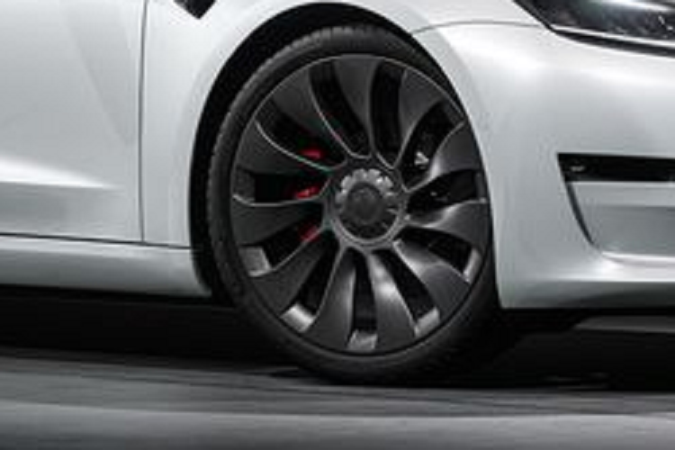 Đáng nói ứng dụng trên điện thoại thông minh của Tesla có thể kiểm soát mọi thứ như: điều hoà, phạm vi hoạt động, quản lý thông tin thanh toán,…và cả việc điều khiển cửa garage của Robert Quattlebaum. May mắn, nhân viên bộ phận dịch vụ khách hàng của Tesla đã phát hiện ra sự nhầm lẫn và trao lại cho Robert Quattlebaum quyền kiểm soát chiếc xe của anh ở Mỹ.