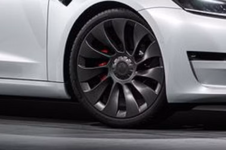 Đáng nói ứng dụng trên điện thoại thông minh của Tesla có thể kiểm soát mọi thứ như: điều hoà, phạm vi hoạt động, quản lý thông tin thanh toán,…và cả việc điều khiển cửa garage của Robert Quattlebaum. May mắn, nhân viên bộ phận dịch vụ khách hàng của Tesla đã phát hiện ra sự nhầm lẫn và trao lại cho Robert Quattlebaum quyền kiểm soát chiếc xe của anh ở Mỹ.