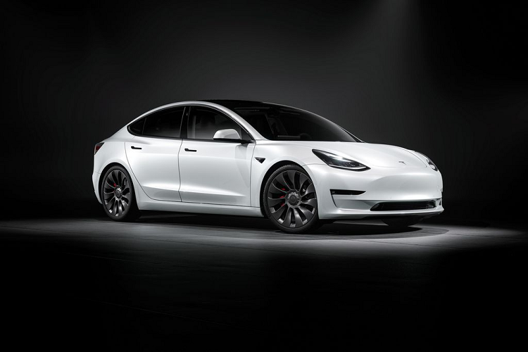 Theo đó, Robert Quattlebaum, một người dùng mạng xã hội Reddit, cho biết ngay sau khi nhận chiếc Tesla Model 3 chạy điện người bạn của anh đã nhận thấy có những điều kỳ lạ đang xảy ra trên chiếc xe này. Cụ thể, cốp xe đã tự động mở ra và hệ thống điều hòa thì hoạt động hết công suất khi người bạn của Robert đến gần chiếc xe.