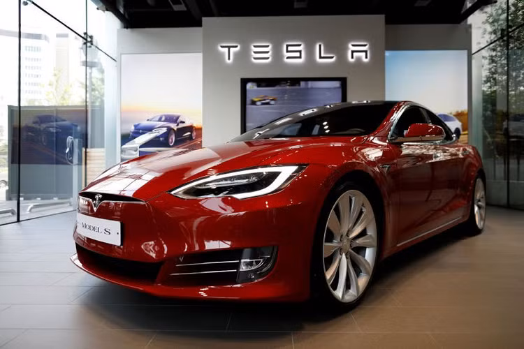Tesla hiện không có bộ phận quan hệ báo chí, nên các kênh truyền thông chưa xác nhận được câu chuyện này hoặc xác minh tính xác thực của thông tin. Tuy nhiên, trước đây Tesla từng là mục tiêu của các vụ hack giao quyền điều khiển các phương tiện của người Mỹ cho một lập trình viên người châu Âu.