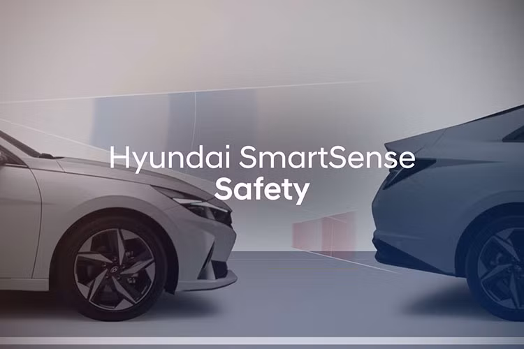 Đáng chú ý là xe sở hữu gói công nghệ an toàn chủ động Hyundai SmartSense, bao gồm những tính năng như hỗ trợ đèn pha, hỗ trợ cảnh báo va chạm phía trước, cảnh báo mất tập trung cho người lái, hỗ trợ giới hạn tốc độ chỉnh tay, hỗ trợ giữ làn đường và hỗ trợ bám làn đường.
