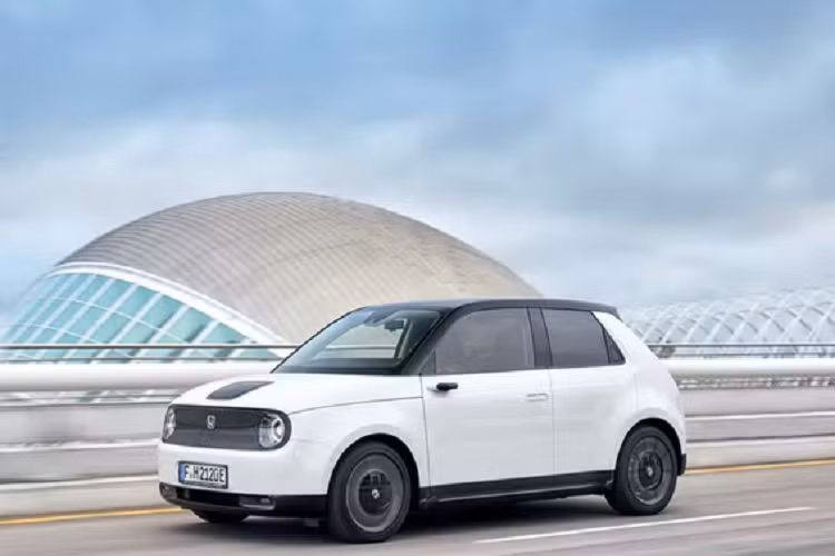 Trong khi Apple và Xiaomi muốn tự sản xuất ôtô điện thì Google tập trung vào mảng phát triển công nghệ trên xe. Theo kế hoạch, mẫu xe điện đầu tiên của liên doanh Sony - Honda sẽ chính thức ra mắt vào năm 2026. Với những nỗ lực của mình, Sony và Honda dường như đang làm mọi cách để biến hệ thống giải trí trên ôtô điện tự hành của họ là thứ “vũ khí” để cạnh tranh thị phần.