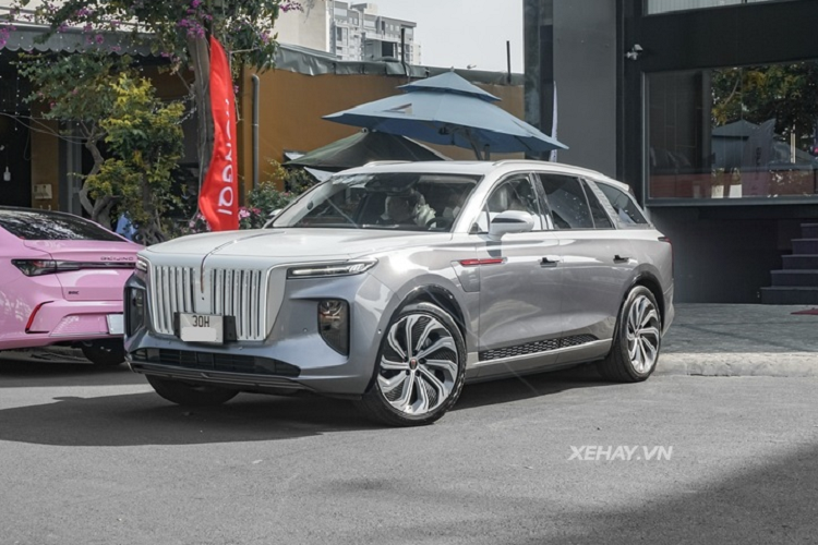 Chiếc Hongqi E-HS9 2022 chạy điện trong bài có ngoại thất 2 tông màu, gồm nửa dưới màu xám và nửa trên màu trắng, lưới tản nhiệt cũng được sơn trắng tạo hiệu ứng thẩm mỹ độc đáo. Đi kèm là bộ mâm đa chấu sáng bóng ấn tượng.