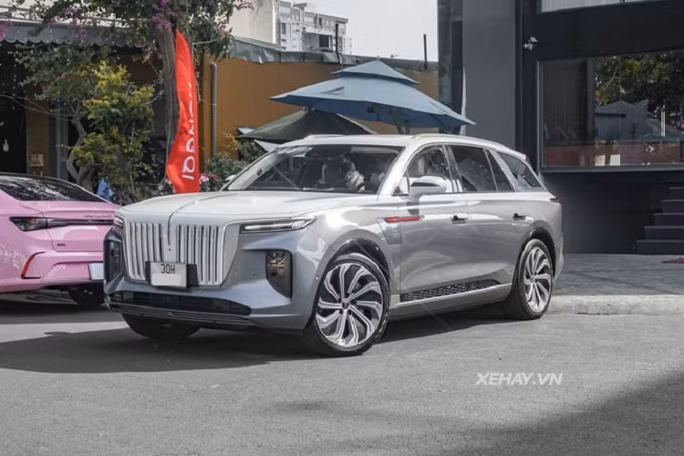 Chiếc Hongqi E-HS9 2022 chạy điện trong bài có ngoại thất 2 tông màu, gồm nửa dưới màu xám và nửa trên màu trắng, lưới tản nhiệt cũng được sơn trắng tạo hiệu ứng thẩm mỹ độc đáo. Đi kèm là bộ mâm đa chấu sáng bóng ấn tượng.