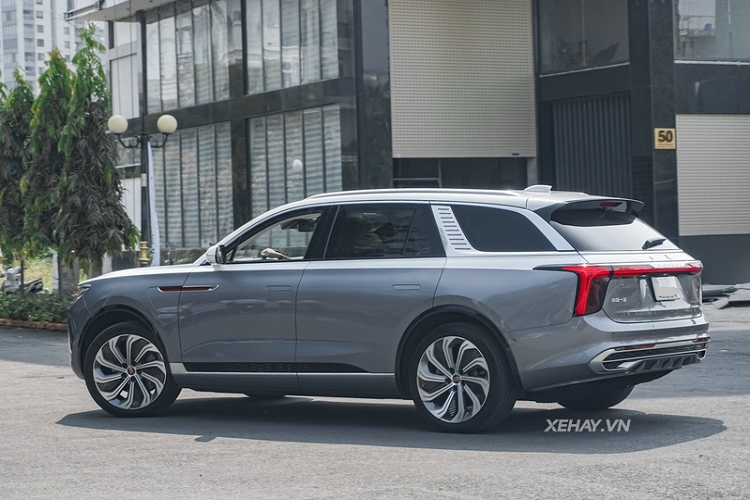 Ngoài ra có thêm đèn pha thích ứng, giám sát tình trạng tài xế, cảnh báo va chạm phía sau, nhận diện biển báo, hỗ trợ chuyển làn, cảnh báo phương tiện cắt ngang phía sau, hỗ trợ lái xe tắc đường, hỗ trợ lái xe tốc độ cao và hỗ trợ đỗ xe... Mức giá xe Hongqi E-HS9 bản 4 chỗ này khoảng 3,688 tỷ đồng tại Việt Nam.