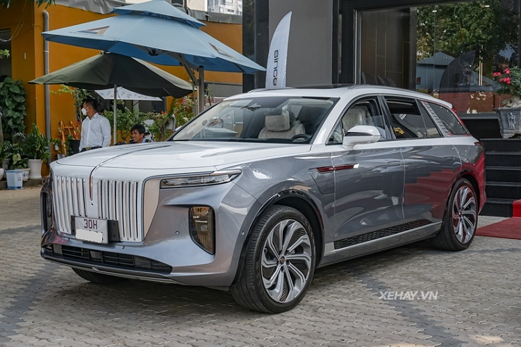 Như đã biết, diện mạo Hongqi E-HS9 của Trung Quốc được vay mượn khá nhiều từ Rolls-Royce và điều này hoàn toàn dễ hiểu khi mà Phó chủ tịch toàn cầu và là Giám đốc sáng tạo Hongqi hiện nay chính là cựu Giám đốc Thiết kế của Rolls-Royce.