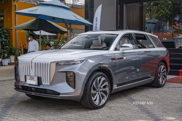 Như đã biết, diện mạo Hongqi E-HS9 của Trung Quốc được vay mượn khá nhiều từ Rolls-Royce và điều này hoàn toàn dễ hiểu khi mà Phó chủ tịch toàn cầu và là Giám đốc sáng tạo Hongqi hiện nay chính là cựu Giám đốc Thiết kế của Rolls-Royce.