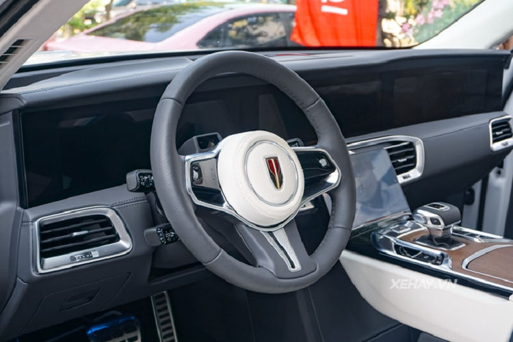 Ở bên trong, Hongqi E-HS9 sở hữu tới 4 màn hình riêng biệt trên bảng táp-lô cùng dàn âm thanh 16 loa, cần số kiểu Audi, hệ thống điều hòa 4 vùng độc lập...Bản 4 chỗ Flagship sẽ có hàng ghế sau thương gia với nhiều tiện nghi đặc biệt.