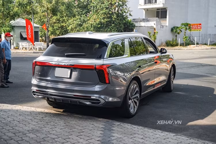 Chiếc SUV thuần điện được trang bị đèn pha LED Matrix, tay nắm cửa dạng ẩn, đèn hậu lấy cảm hứng từ chòm sao Bắc Đẩu, và hệ thống treo thích ứng có thể hạ gầm thêm 45mm, hoặc nâng cao gầm lên 60mm. Xe có kích thước dài x rộng x cao lần lượt là 5.209 x 2.010 x 1.713 mm. Chiều dài cơ sở 3.110mm.