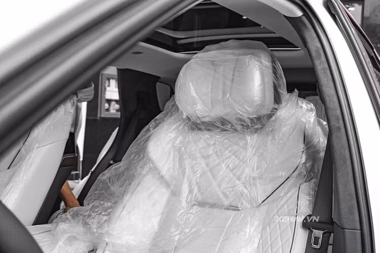 Bộ pin 99 kWh cho phép xe chạy được khoảng 510 km mỗi lần sạc đầy. Vì hãng chưa phát triển trạm sạc công cộng tại Việt Nam nên khách mua Hongqi E-HS9 chỉ có thể tự sạc xe tại nhà hoặc nơi dừng xe có ổ cắm dân dụng.