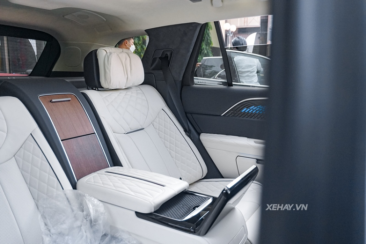 Cụ thể, E-HS9 Flagship 4 chỗ được trang bị hàng ghế sau thương gia tích hợp nhiều tiện nghi với bảng điều khiển riêng và cặp màn hình sau lưng ghế trước. Ghế ngồi chỉnh điện 8 hướng, lưng ghế ngả tối đa 125 độ, tấm đỡ chân, massage, làm mát, sưởi...