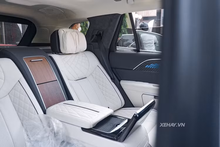 Cụ thể, E-HS9 Flagship 4 chỗ được trang bị hàng ghế sau thương gia tích hợp nhiều tiện nghi với bảng điều khiển riêng và cặp màn hình sau lưng ghế trước. Ghế ngồi chỉnh điện 8 hướng, lưng ghế ngả tối đa 125 độ, tấm đỡ chân, massage, làm mát, sưởi...