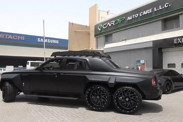 Hãng xe siêu sang Anh quốc từng đưa ra yêu cầu khách hàng không tùy biến chiếc xe Phantom theo phong cách độc dị, làm thay đổi quá nhiều thiết kế xe nguyên bản, nếu vi phạm có thể bị cấm mua xe mới. Tuy nhiên, một chủ xe Rolls-Royce Phantom đời 2004 đã bất chấp lệnh cấm để cho ra lò sản phẩm 6 bánh và khiến không ít người lo ngại anh có thể bị cấm mua xe mới từ hãng. Tuy nhiên, đây chỉ là phỏng đoán từ 1 hướng