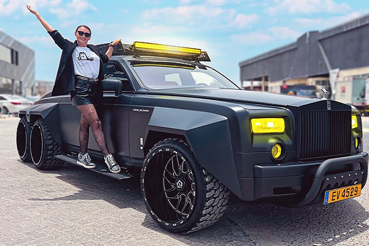 Để chiếc Phantom được kéo dài hơn, hãng độ đến từ Pháp đã phải cắt bỏ cửa sau, điều chỉnh thân xe của một chiếc BMW 7 Series đời 2005 để nó dài hơn, đồng thời cũng điều chỉnh trục sau của xe để có thể lắp thêm cặp bánh mới. 