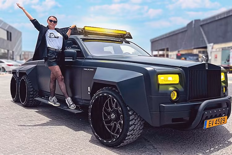 Để chiếc Phantom được kéo dài hơn, hãng độ đến từ Pháp đã phải cắt bỏ cửa sau, điều chỉnh thân xe của một chiếc BMW 7 Series đời 2005 để nó dài hơn, đồng thời cũng điều chỉnh trục sau của xe để có thể lắp thêm cặp bánh mới. 