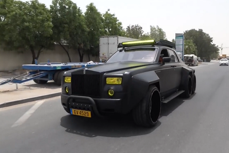 Chiếc xe siêu sang Rolls-Royce Phantom thế hệ thứ 7 độ 6x6 này vẫn sở hữu khối động cơ V12, dung tích 6,75 lít, sản sinh công suất tối đa 453 mã lực ở vòng tua máy 5.350 vòng/phút và mô-men xoắn cực đại 720 Nm ở vòng tua 3.500 vòng/phút. Xe đi kèm hộp số tự động 6 cấp. 