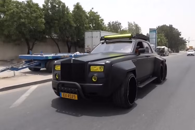 Chiếc xe siêu sang Rolls-Royce Phantom thế hệ thứ 7 độ 6x6 này vẫn sở hữu khối động cơ V12, dung tích 6,75 lít, sản sinh công suất tối đa 453 mã lực ở vòng tua máy 5.350 vòng/phút và mô-men xoắn cực đại 720 Nm ở vòng tua 3.500 vòng/phút. Xe đi kèm hộp số tự động 6 cấp. 