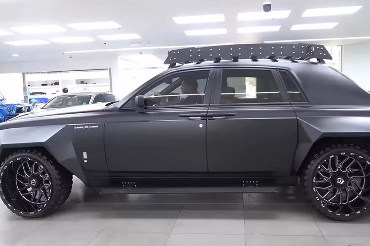 Mới đây nhất, 1 video hoàn chỉnh quay từ trong ra ngoài và thậm chí là động cơ của chiếc xe siêu sang Rolls-Royce Phantom 6x6 này khi được chia sẻ lên mạng xã hội đã nhận được sự quan tâm rất lớn của cộng đồng mạng cũng như giới độ xe trên thế giới. Thậm chí nhiều người còn đùa rằng có thể cho "quái vậy" Phantom 6 bánh này xuất hiện trong phần phim Mad Max tiếp theo.