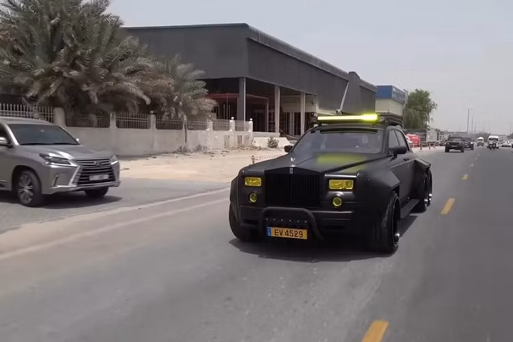 Hãng độ Danton Arts Kustoms đã chịu trách nhiệm cho dự án điên rồ nhất thể giới là biến một chiếc xe siêu sang Rolls-Royce Phantom thành hệ dẫn động 6x6. Trước đó nhà độ này từng được biết đến qua nhiều bản độ độc lạ như Lamborghini Espada Hot Rod hay Jeep Wrangler dưới dạng Hot Rod và thậm chí còn hô biến một chiếc xe Bentley V8 vào một chiếc Porsche 911 T Hot Rod.