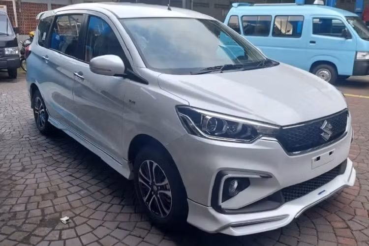 Ngoài các thay đổi về động cơ, phiên bản Suzuki Ertiga Hybrid bản Sport gây ấn tượng từ những bức ảnh hé lộ với bộ bodykit thể thao đặc biệt.