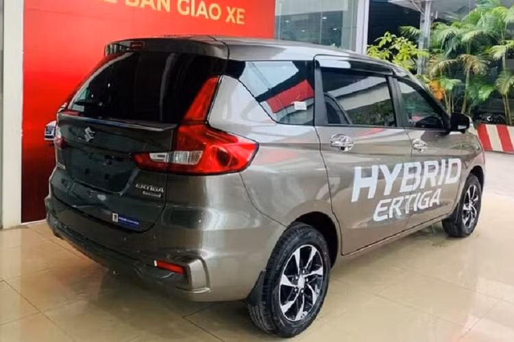 Mẫu xe MPV Suzuki Ertiga Hybrid có mức giá tăng cao một phần đến từ khối động cơ Hybrid mới, lần đầu tiên được trang bị trong phân khúc MPV 7 chỗ tại Việt Nam. Theo trang chủ của Suzuki Việt Nam, khối động cơ mới sẽ tích hợp công nghệ Hybrid thông minh SHVS có hiệu quả tiết kiệm nhiên liệu lên đến 20%.