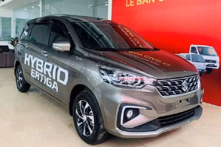 Mức giá xe Suzuki Ertiga Hybrid dự kiến sẽ tăng cao so với các phiên bản trước đây. Cụ thể phiên bản MT tăng 39 triệu đồng, trong khi phiên bản AT tăng thấp hơn ở mức 20 triệu đồng. Trong khi đó Ertiga Sport sẽ hướng đến khách hàng cá nhân với các tính năng hiện đại và cao cấp hơn hẳn.