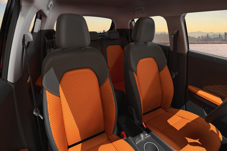 Nhìn từ bên hông, VinFast VF5 tạo cảm giác trẻ trung, năng động với kiểu phối hai tông màu tương phản giữa thân xe và mui xe, các cột và chi tiết ốp màu đen cũng tạo cho mui xe hiệu ứng lơ lửng đẹp mắt tương tự như VF6 và VF7.