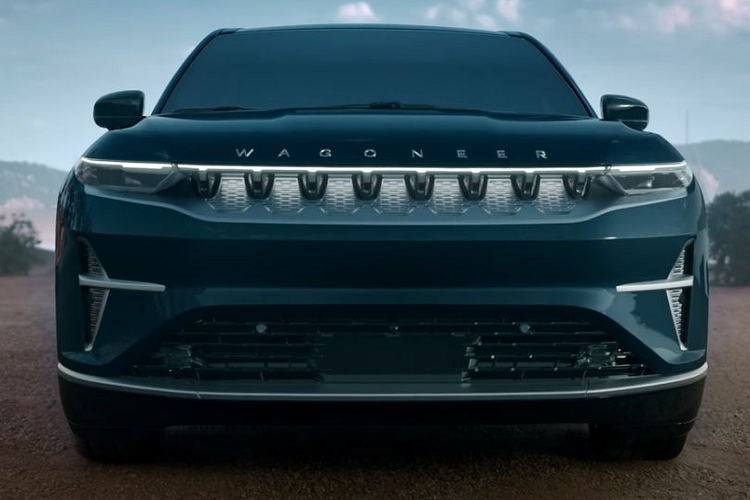 Về ngoại hình, SUV điện Jeep Wagoneer S vẫn thể hiện phong cách thiết kế của thương hiệu nhờ vào phần đầu xe đặc trưng. Do là xe điện, lưới tản nhiệt sẽ dạng khép kín nhưng vẫn có thiết kế dạng thanh chắn sọc quen thuộc, tích hợp dải LED định vị ban ngày. Cản trước mang phong cách đặc trưng của dòng xe việt dã với các cửa hút gió hình tam giác và tấm cản dưới to bản nổi bật.