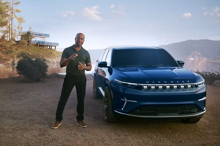 Dù có chung tên gọi với những chiếc SUV động cơ đốt trong cỡ lớn như Jeep Wagoneer và Grand Wagoneer, tuy nhiên, Wagoneer S là mẫu xe được phát triển hoàn toàn độc lập. Wagoneer S có kiểu dáng thể thao và kích cỡ nhỏ gọn, tập trung nhiều hơn vào tính khí động học. Theo đại diện hãng xe, chữ “S” trong tên gọi tượng trưng cho tốc độ và ngoại hình mạnh mẽ của Wagoneer S.