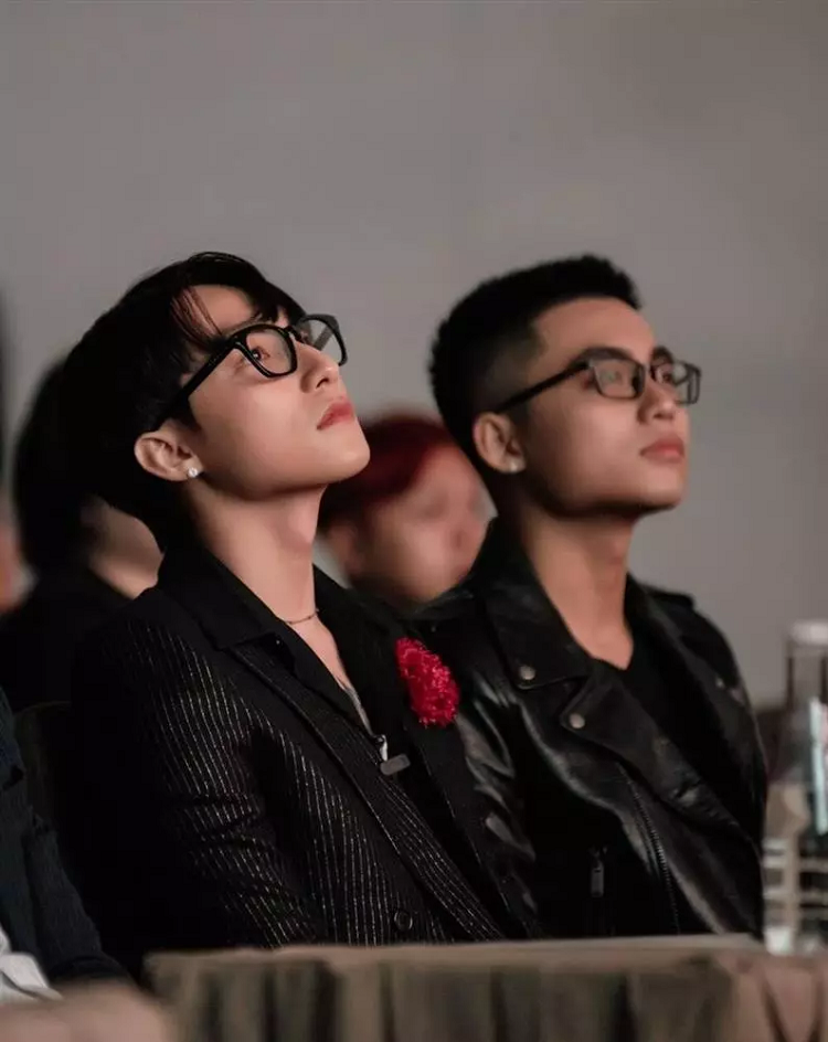 Visual MONO co hon duoc anh trai Son Tung?-Hinh-17