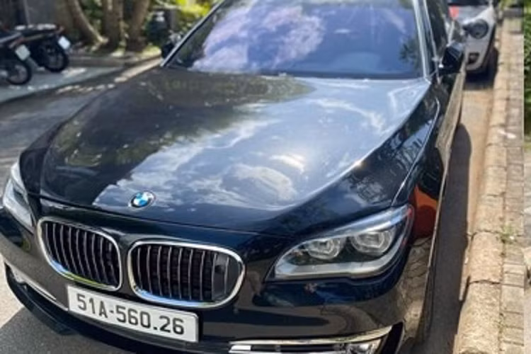 Như vậy, cả 3 chiếc xe sang của các thương hiệu như BMW, Mercedes-Benz và Audi đã rời khỏi garage triệu đô của gia đình Minh Nhựa để nhường chỗ cho các mẫu xe mới về nhà, trong đó, đẹp, ấn tượng và đắt nhất có thể là chiếc xe siêu sang Bentley Flying Spur thế hệ thứ 3 mang biển kiểm soát 51K-399.99 hay còn đọc là tứ quý 9.